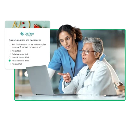 duas profissionais da saúde olhando para um computador