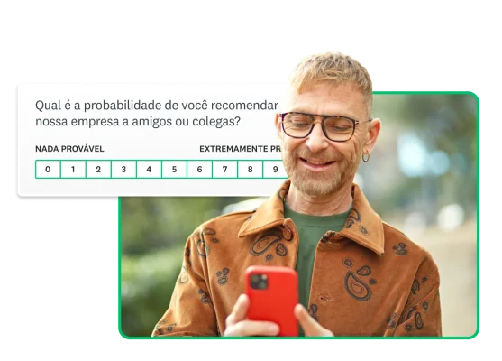 Pessoa de óculos segurando um telefone ao lado de uma pergunta de NPS “qual é a probabilidade de você nos recomendar para um amigo ou colega?”.