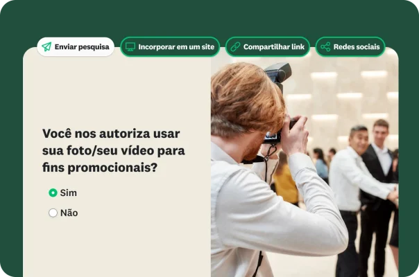 Um fotógrafo tirando uma foto e um formulário digital de autorização com a pergunta “você nos autoriza a usar sua foto/seu vídeo para uso promocional?”.