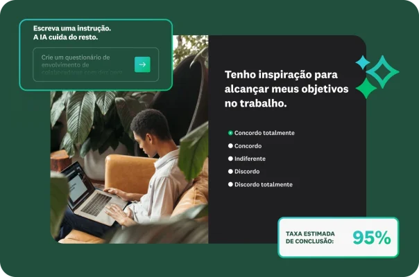 Pessoa respondendo a um questionário no laptop sentada no sofá.