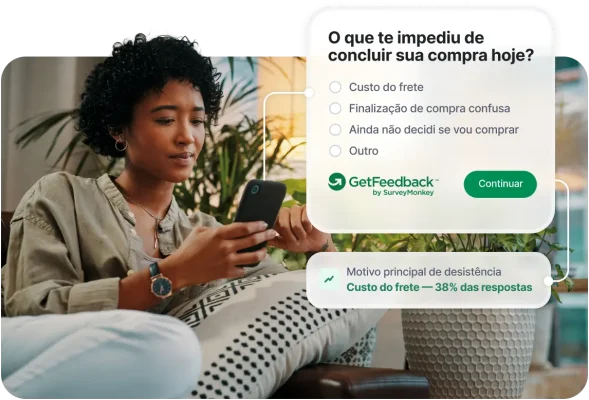 Mulher usando um celular com uma pesquisa de experiência de compra do GetFeedback.