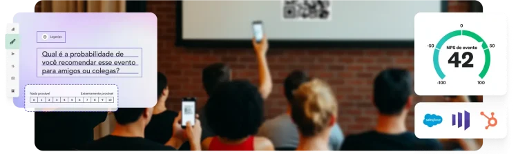 Sala com uma tela de projetor mostrando um código QR e pessoas segurando seus telefones para tirar uma foto, ao lado de uma pontuação de NPS de 42 para o evento, vários logotipos de empresas, como Salesforce e HubSpot, e uma captura de tela de uma pesquisa perguntando qual é a probabilidade de você recomendar o evento a um amigo.