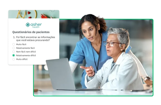 Duas mulheres de jaleco olhando a tela do notebook ao lado de captura de tela de pesquisa de pacientes