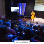 Mulher falando em uma conferência