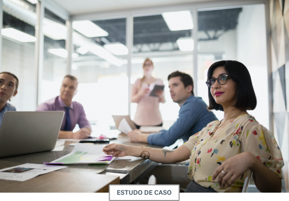 Funcionários sentados à mesa de uma conferência com o subtítulo "estudo de caso"