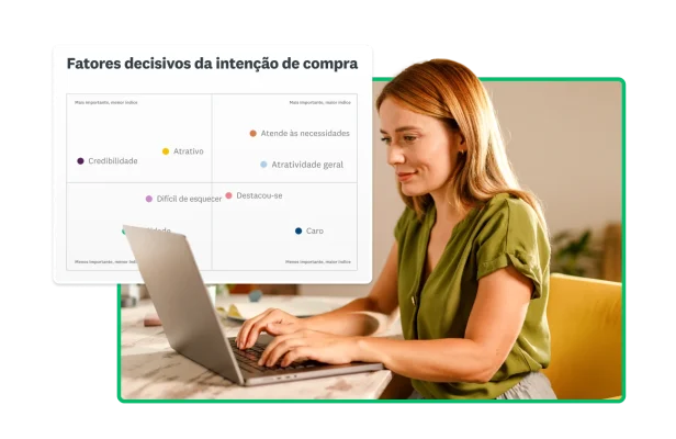 Mulher digitando no notebook ao lado de captura de tela de gráfico mostrando os fatores decisivos para a intenção de compra
