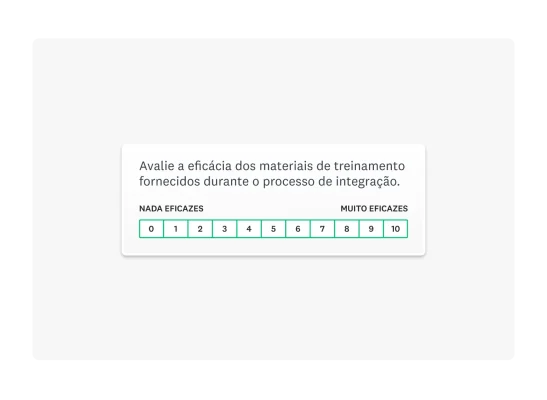 Colaboradores analisando os resultados de uma pesquisa digital de satisfação de clientes.