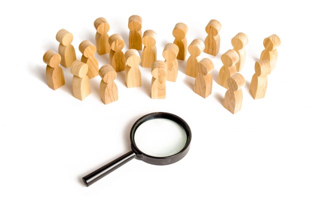 Grande lupa em frente a grupo de pessoas