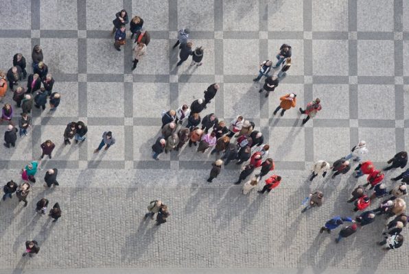Grupos de pessoas divididas em conglomerados