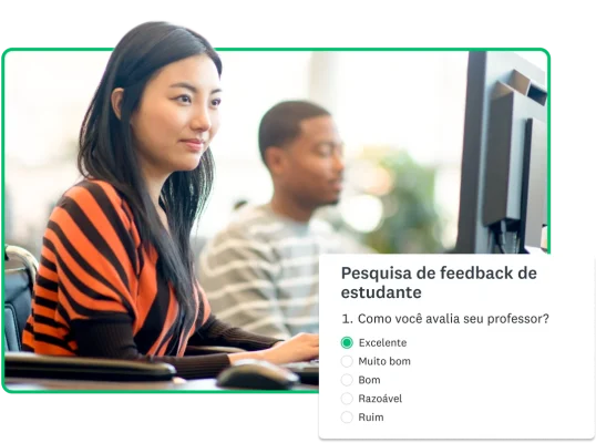 Estudante preenchendo uma pesquisa de feedback de estudante em um computador.