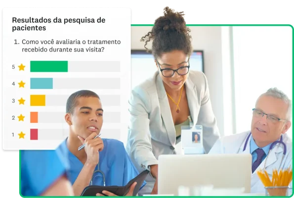 Mulher apontando para a tela de um computador com uma imagem mostrando os resultados de uma pesquisa de pacientes.