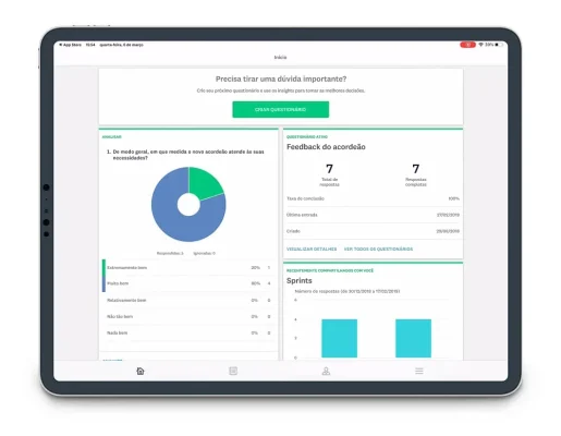 Tablet em layout de tela horizontal com o aplicativo da SurveyMonkey exibido