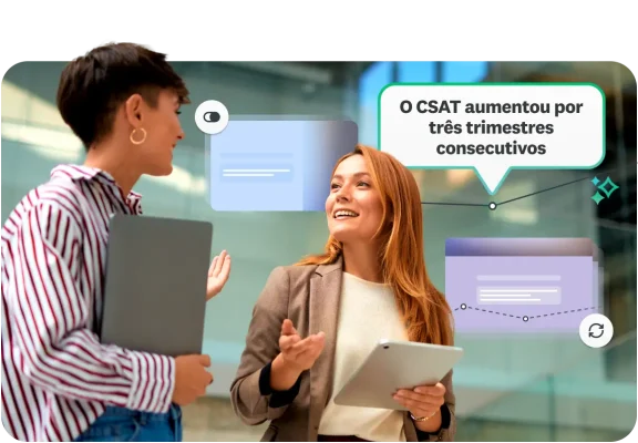 Duas profissionais em um escritório analisando os dados de feedback de clientes.