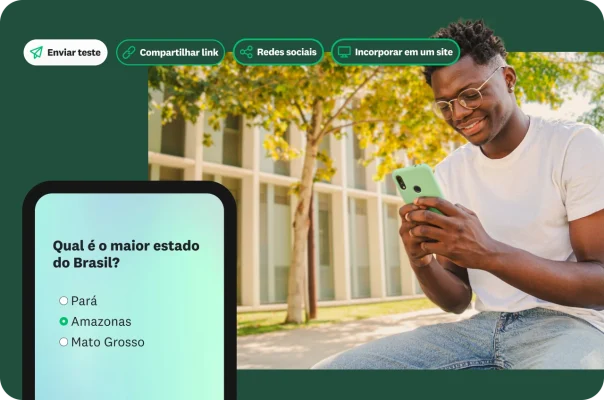 Homem sorrindo olhando para o telefone com uma pergunta de um teste de conhecimentos de geografia e opções para compartilhar o teste.