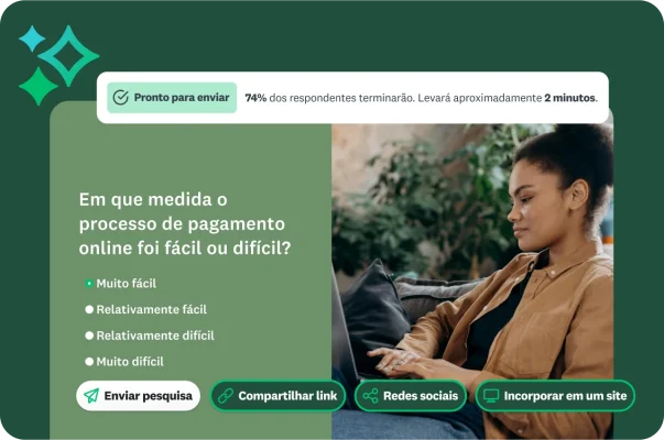 Mulher digitando no laptop, ao lado de uma pesquisa perguntando se foi fácil finalizar a compra online, com um insight dizendo que a pesquisa está pronta para ser enviada e que 74% dos respondentes a preencherão até o final.