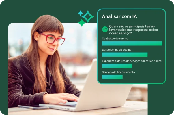 Mulher trabalhando em um laptop. Uma imagem sobreposta mostra um painel da solução “Analisar com IA” com uma instrução perguntando “quais são os principais temas levantados nas respostas sobre nosso serviço?” e um gráfico de barras com temas como “qualidade do serviço” e “desempenho da equipe”.