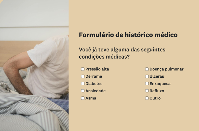 Um formulário de histórico médico com uma lista de condições médicas e caixas de seleção. O formulário aparece ao lado de uma imagem de uma pessoa sentada na cama.