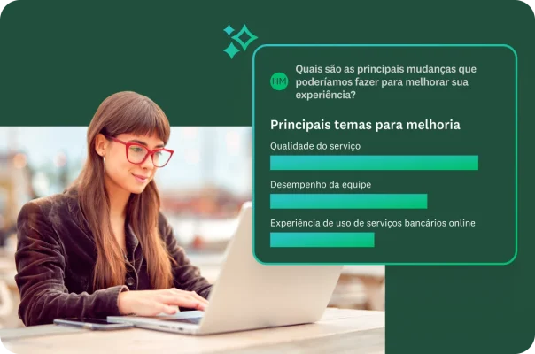 Mulher digitando em um laptop. Uma imagem sobreposta mostra um gráfico chamado “principais temas de melhoria”, com um gráfico de barras mostrando temas como “qualidade do serviço”, “desempenho da equipe” e “Experiência de uso de serviços bancários online”.