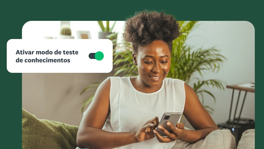 Mulher em um sofá olhando para o telefone com imagem de um botão alternador para “ativar o modo de teste de conhecimentos”.