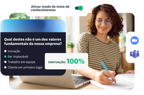 Mulher trabalhando em um laptop com um teste de valores corporativos no “Modo teste de conhecimentos” com a pontuação de 100%.