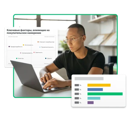 мужчина работает на ноутбуке