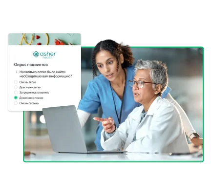 Два медицинских работника смотрят на экран комьютера