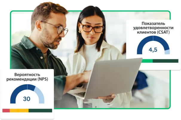 Мужчина показывает женщине показатели NPS и CSAT на ноутбуке