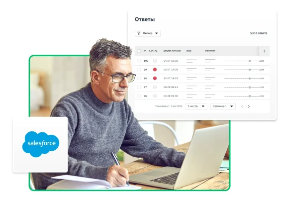 Мужчина сидит за столом с ноутбуком c логотипом Salesforce, а вокруг него плавают снимки экрана продукта
