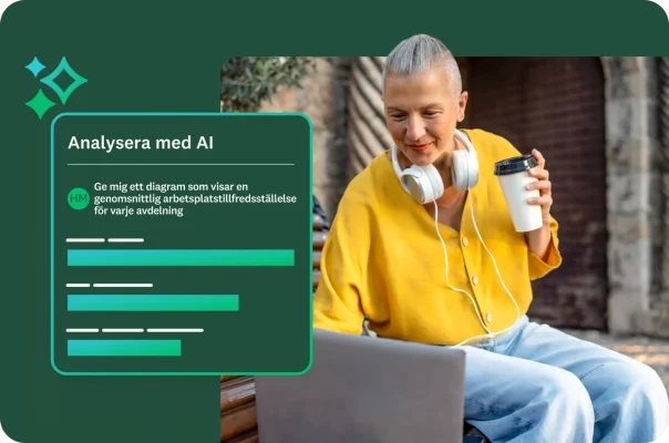 En kvinna med kort, grått hår, hörlurar och en gul kofta sitter på en bänk och tittar på sin bärbara dator. Panelen Analysera med AI ligger över bilden och visar en uppmaning om ”genomsnittlig arbetsplatstillfredsställelse för varje avdelning” och ett stapeldiagram.