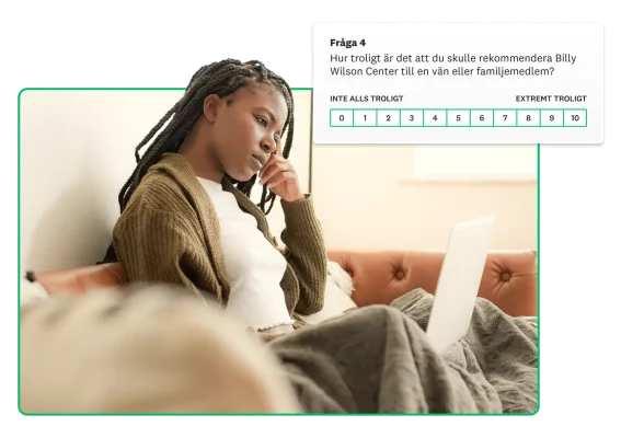 Kvinna som tittar på en bärbar dator med en svävande bild av en NPS-enkät i bakgrunden