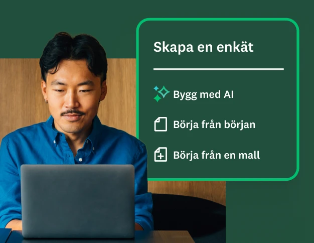 En man som arbetar på en bärbar dator med en ovanpåliggande meny som visar alternativ för att skapa en enkät: Bygg med AI, Börja från grunden eller Börja från en mall.