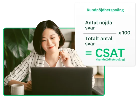 En kvinna som sitter vid ett skrivbord och arbetar på en dator med en skärmbild av en CSAT-formel intill