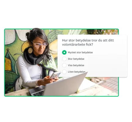 kvinna som arbetar på enkät för en ideell organisation
