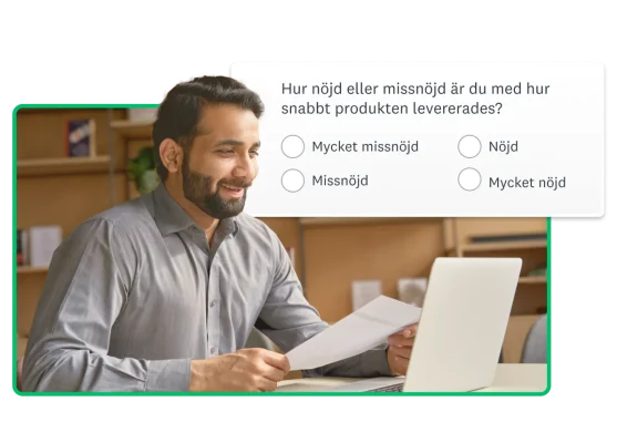 Person som håller i ett papper och tittar på en datorskärm. Bredvid personen står frågan ”Hur nöjd eller missnöjd är du med hur snabbt produkten levererades?”
