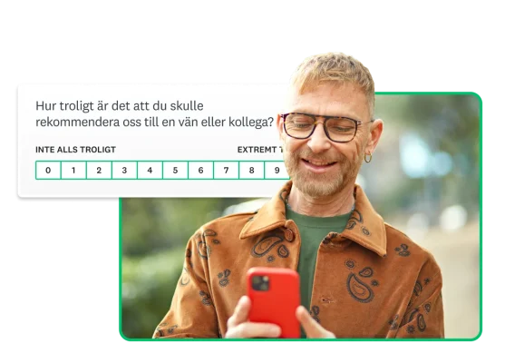 En person som bär glasögon och håller i en telefon bredvid en NPS-fråga som lyder ”Hur troligt är det att du skulle rekommendera oss till en vän eller kollega?”