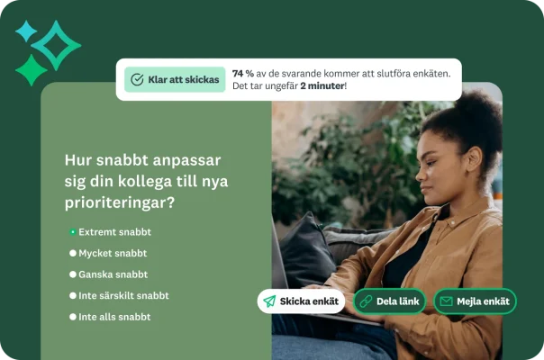 En kvinna i en soffa tittar på en enkätfråga om en kollegas prestationer.