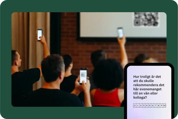 Folk i ett rum som skannar en QR-kod som projiceras på väggen med deras mobiler, med en enkätfråga om hur sannolikt det är att du skulle rekommendera evenemanget till en vän eller kollega