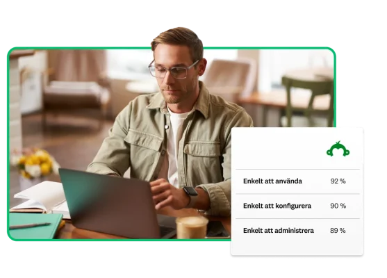 En man arbetar på en bärbar dator bredvid en tabell som visar att av SurveyMonkey-användare var det 92 % som höll med om att det var enkelt att använda, 90 % om att det var enkelt att installera och 89 % om att det var enkelt att administrera