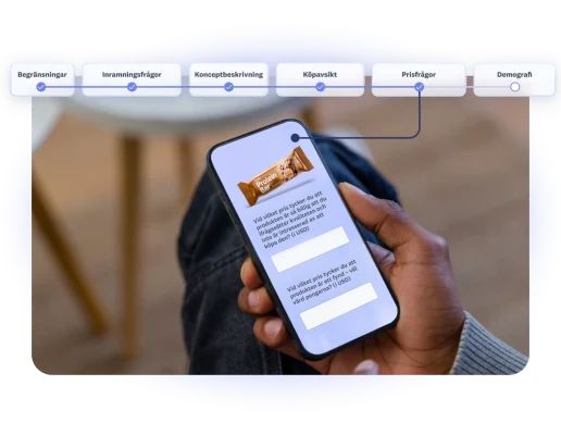 Person som tittar på en enkätfråga i mobilen om prisnivåer för en proteinbar