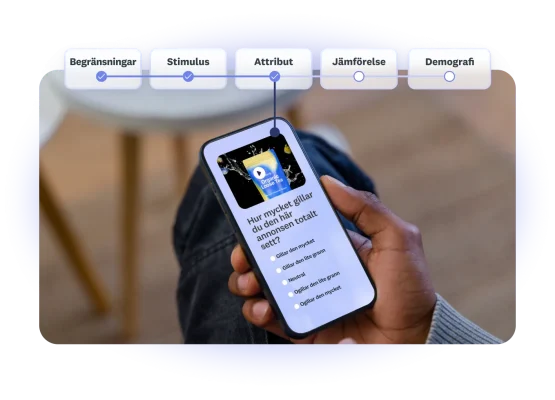 Person som tittar på en enkätfråga i mobilen om hur mycket hen gillar en videoannons