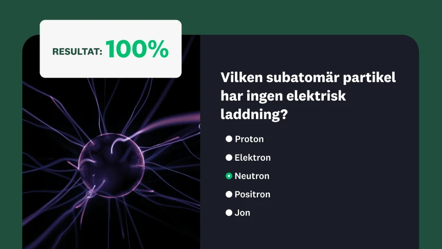 En flervalsfråga om subatomära partiklar i ett vetenskapsquiz med en plasmaboll i bakgrunden och ett poäng på 100 %.
