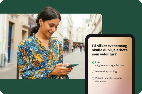 En person i gatumiljö som tittar på en mobilenkät om volontärarbete.