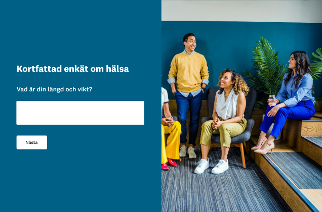 Formuläret ”Kortfattad enkät om hälsa” med en fråga om längd och vikt. Formuläret visas bredvid ett foto av en grupp personer som sitter och pratar på ett modernt kontor.