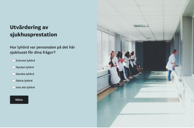 En enkät om ”Utvärdering av sjukhusprestation” med en flervalsfråga om personalens lyhördhet. Formuläret visas bredvid ett foto på sjukhuspersonal i en korridor.