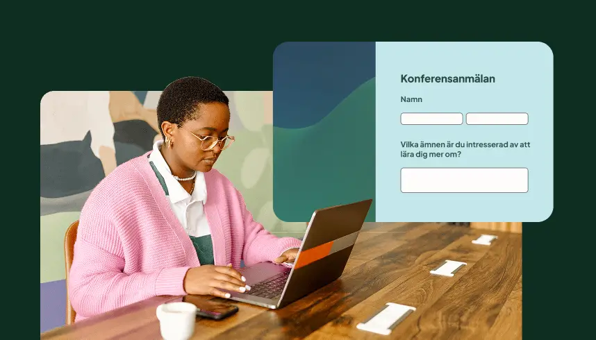 En person vid ett skrivbord som fyller i ett formulär
