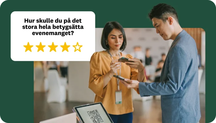 Två personer på ett evenemang som använder sina mobiler för att skanna en QR-kod på en surfplatta, med en överlagring som visar en enkätfråga om evenemangsrankning med fyra stjärnor.