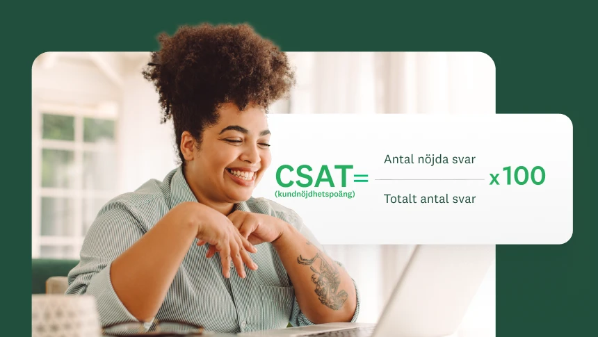 En leende kvinna med en bärbar dator, med en grafisk överlagring som visar formeln för beräkning av CSAT: (antal nöjda svar/totalt antal svar) x 100.