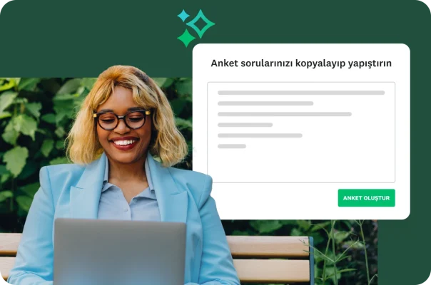 Gözlüklü, gülümseyen bir kadın bir bankta oturmuş, dizüstü bilgisayarına bakıyor. Yanında "Anket sorularınızı kopyalayıp yapıştırın" başlığını içeren bir formun ve "ANKET OLUŞTUR" düğmesinin yer aldığı bir pencere var.
