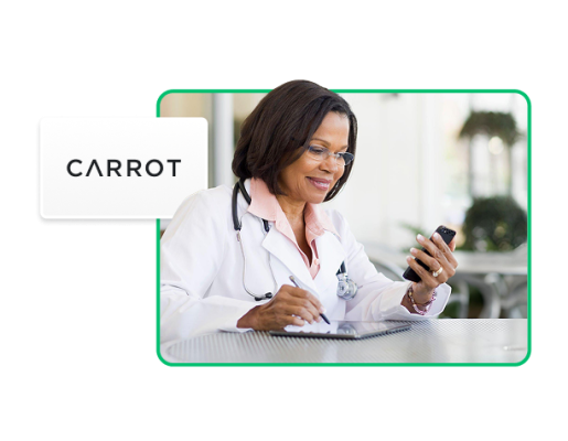 Tabletinde bir şeyler yazarken bir yandan da cep telefonuna bakan bir kadın doktor ve yanında Carrot logosu