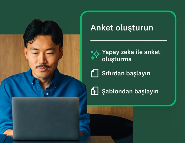 Dizüstü bilgisayarında çalışan bir adam ve Yapay zeka ile anket oluşturma, Sıfırdan başlama ve Şablondan başlama olmak üzere anket oluşturma seçeneklerini gösteren bir menünün yer aldığı bir pencere.